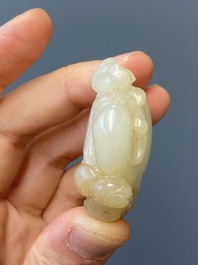Vier Chinese snijwerken in witte en celadon jade, Qing/Republiek
