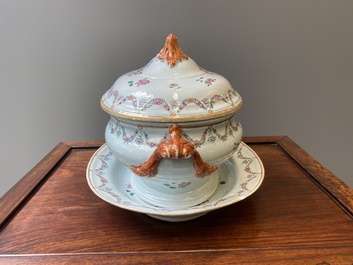 Terrine couverte sur son support en porcelaine de Chine famille rose, Qianlong