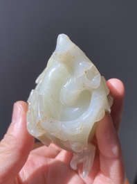 Main de Bouddha en jade blanc sculpt&eacute; sur socle en bois, Chine, Qing