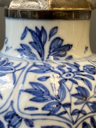 Een paar Chinese blauw-witte vazen met zilveren monturen, Kangxi
