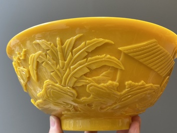 Paire de bols en verre jaune de P&eacute;kin &agrave; d&eacute;cor de figures dans paysages montagneux, Chine, 19/20&egrave;me