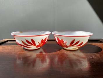 Paire de bols en verre overlay de P&eacute;kin en rouge sur blanc &agrave; d&eacute;cor floral, Chine, 19&egrave;me
