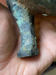 Een Chinese bronzen driepotige rituele voedselkom met deksel, 'ding', Oostelijke Zhou, Periode van Lente en Herfst
