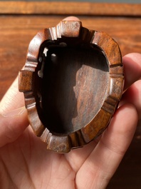 Pot &agrave; eau en agate aux lions bouddhistes sur socle en bois sculpt&eacute;, Chine, 19&egrave;me