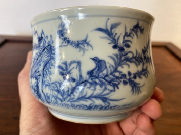 Een Chinese blauw-witte wierookbrander met vogels en bloesemtakken, 19e eeuw