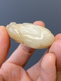 Vier Chinese snijwerken in witte en celadon jade, Qing/Republiek