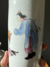 Paire de vases de forme rouleau en porcelaine de Chine famille rose, marque de Hongxian, R&eacute;publique