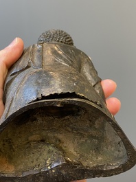 Drie Chinese bronzen sculpturen van Boeddha en Guanyin, Ming en later