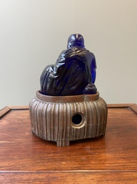 Bouddha rieur en verre bleu de P&eacute;kin assis sur un socle en bois, Chine, 19&egrave;me