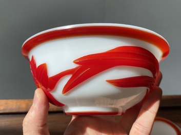 Paire de bols en verre overlay de P&eacute;kin en rouge sur blanc &agrave; d&eacute;cor floral, Chine, 19&egrave;me