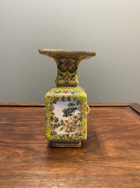 Vase &agrave; d&eacute;cor d'Europ&eacute;ens en &eacute;maux de Canton &agrave; fond jaune, Chine, marque et &eacute;poque de Qianlong