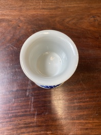 Een Chinese blauw-witte en ijzerrode wijnkom en warmer met draken tussen de wolken, Daoguang merk en periode