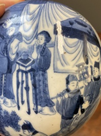 Een Chinese blauw-witte dekseldoos, Qianlong merk, 19e eeuw