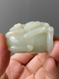 Deux sculptures en jade blanc d'un canard mandarin et d'un b&eacute;lier avec son agneau, Chine, Qing