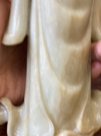 Een Chinese celadon jade sculptuur van Guanyin, Qing