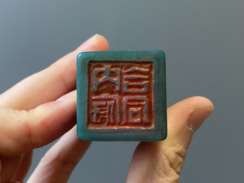 Une &eacute;pingle &agrave; cheveux en jade blanc et deux sceaux en jade, Chine, Qing