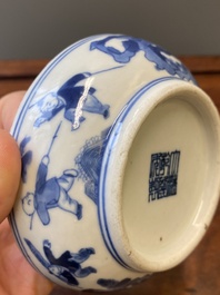Een Chinese blauw-witte dekseldoos, Qianlong merk, 19e eeuw