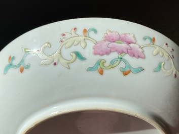 Een Chinees famille rose 'negen perziken' bord, Guangxu merk en periode