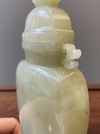 Een Chinese dekselvaas in celadon jade, Qing
