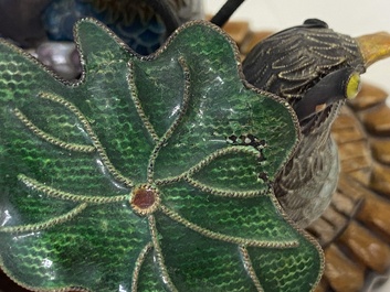 Een Chinese cloisonn&eacute; kalebasvaas en een groep met twee eenden in email en zilver, 19/20e eeuw