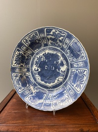 Important plat en porcelaine de Chine en bleu et blanc de type kraak, Wanli