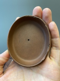 Een Chinese Yixing steengoed theepot met opgelegde draak, Kangxi