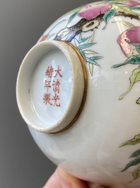 Een Chinese famille rose 'negen perziken' kom, Guangxu merk en periode
