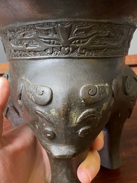 Een Chinese archa&iuml;sche bronzen driepotige wierookbrander, 'ding', Ming