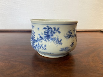 Een Chinese blauw-witte wierookbrander met vogels en bloesemtakken, 19e eeuw