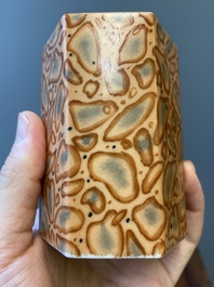 Paire de porte-pinceaux en porcelaine de Chine imitant poudingue, marque de Qianlong, 19&egrave;me