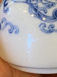 Vase de forme bouteille en porcelaine de Chine en bleu et blanc &agrave; d&eacute;cor d'un dragon, marque de Yongzheng, probablement R&eacute;publique