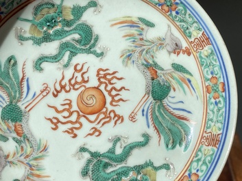 Paire de coupes en porcelaine de Chine famille verte &agrave; d&eacute;cor de dragons et de ph&eacute;nix, marque et &eacute;poque de Jiaqing