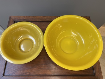 Deux grands bols en verre jaune de P&eacute;kin, Chine, 19/20&egrave;me