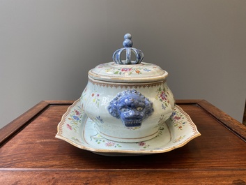 Een Chinese famille rose dekselterrine op onderschotel, Qianlong