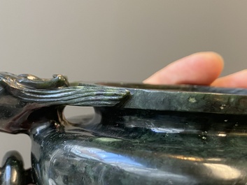 Twee Chinese wierookbranders met deksels in groene en blauwe goudsteen, 19/20e eeuw