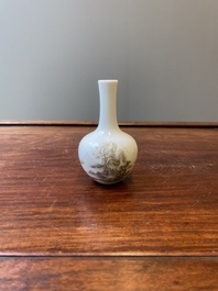 Vase de forme bouteille en porcelaine de Chine &agrave; d&eacute;cor d'un paysage en grisaille, marque de Qianlong, 20&egrave;me