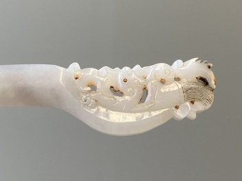 Une &eacute;pingle &agrave; cheveux en jade blanc et deux sceaux en jade, Chine, Qing