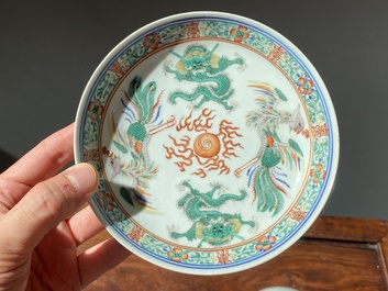 Paire de coupes en porcelaine de Chine famille verte &agrave; d&eacute;cor de dragons et de ph&eacute;nix, marque et &eacute;poque de Jiaqing
