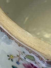 Een Chinese famille rose dekselterrine op onderschotel, Qianlong