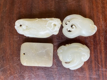 Vier Chinese snijwerken in witte en celadon jade, Qing/Republiek