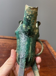 Een Chinees archa&iuml;sch bronzen ritueel wijnvat, 'jue', late Shang-dynastie