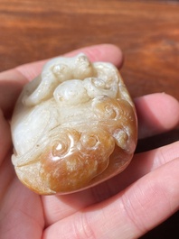 Een Chinese witte en roestkleurige jade hanger in de vorm van een buffel, 19e eeuw