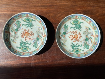 Paire de coupes en porcelaine de Chine famille verte &agrave; d&eacute;cor de dragons et de ph&eacute;nix, marque et &eacute;poque de Jiaqing