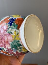 Twee paar Chinese blauw-witte en famille rose vazen, 19/20e eeuw