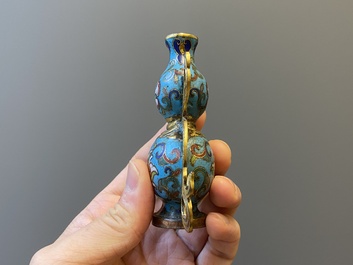 Een Chinese cloisonn&eacute; kalebasvaas en een groep met twee eenden in email en zilver, 19/20e eeuw
