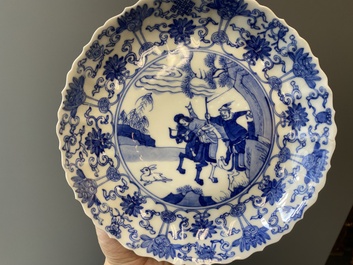 Drie Japanse blauw-witte 'Joosje te paard' borden in Chinese Kangxi-stijl, Edo, 18e eeuw