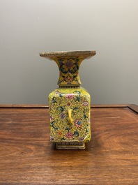 Vase &agrave; d&eacute;cor d'Europ&eacute;ens en &eacute;maux de Canton &agrave; fond jaune, Chine, marque et &eacute;poque de Qianlong