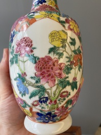 Twee paar Chinese blauw-witte en famille rose vazen, 19/20e eeuw