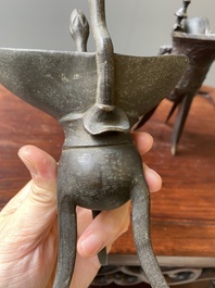 Twee Chinese bronzen rituele wijnbekers, 'jue', 18/19e eeuw