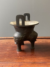 Een Chinese archa&iuml;sche bronzen driepotige wierookbrander, 'ding', Ming